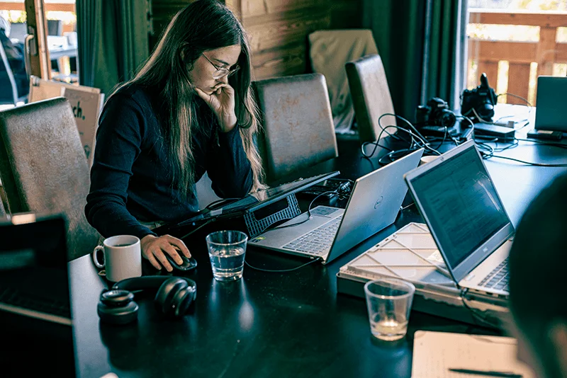Frau arbeitet an einem Graphiktablet und ihrem Laptop
