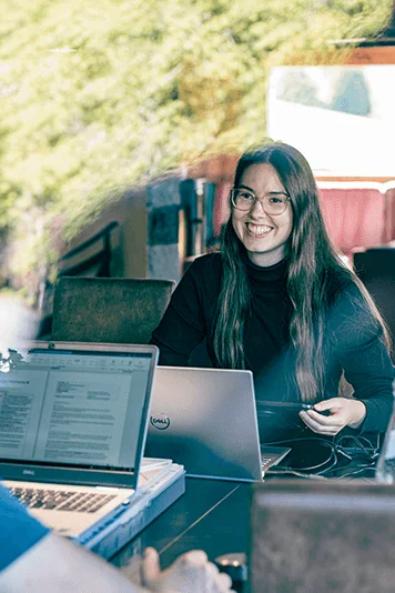 Lächelnde Frau vor einem Laptop